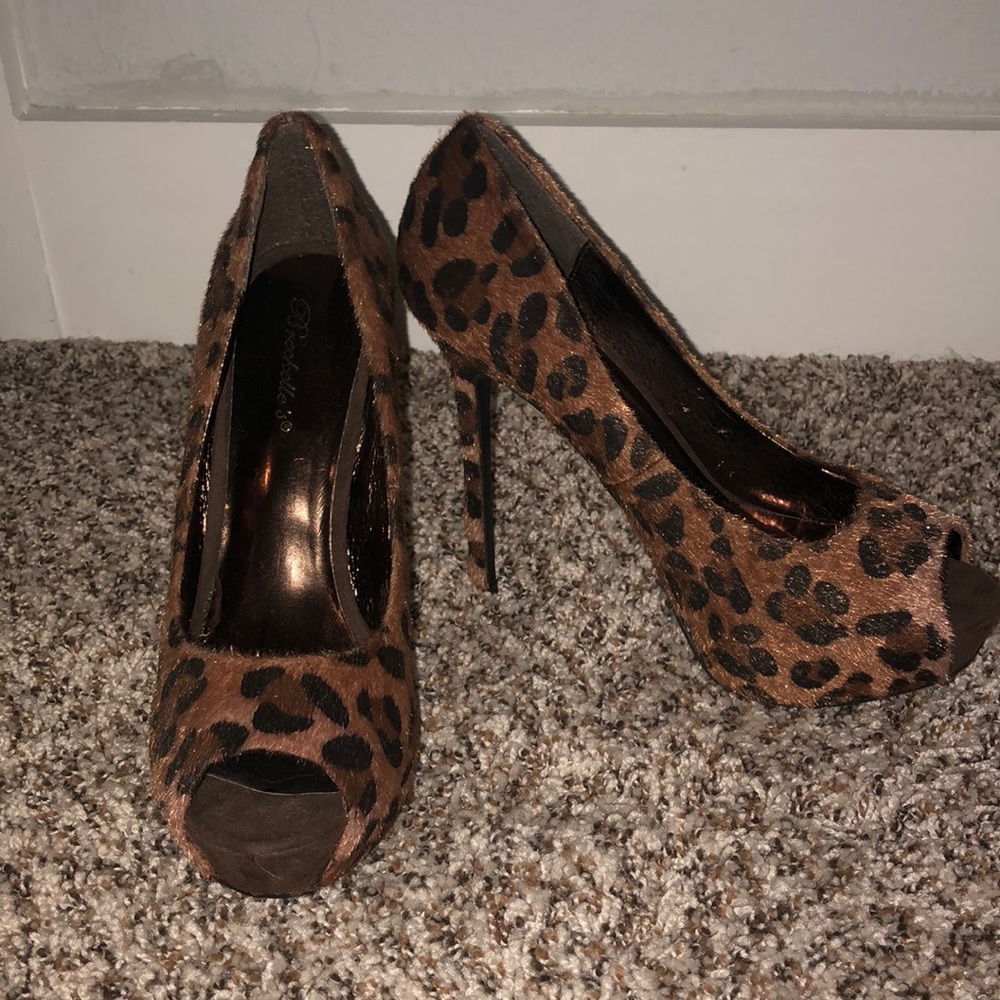 Size 10 leopard print peep toe heels